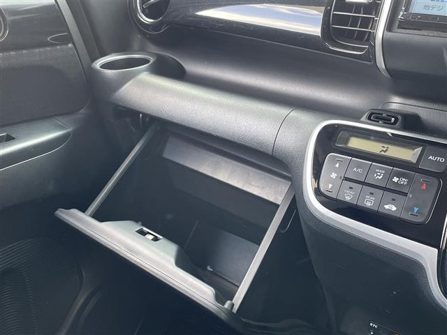 N-BOXカスタム G・Lパッケージ ◇社外メモリーナビゲーション・フルセグTV/CD/DVD/SD/Bluetooth◇バックカメラ◇ビルトインETC◇横滑り防止装置◇片側パワースライドドア◇後席サンシェード◇ISOFIX(10枚目)