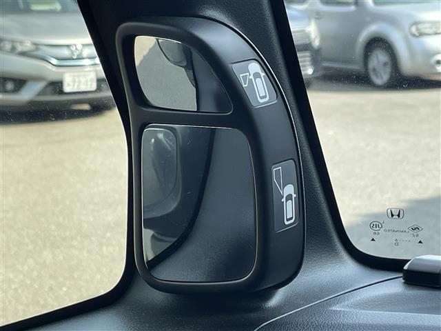 N-BOXカスタム G・Lパッケージ ◇社外メモリーナビゲーション・フルセグTV/CD/DVD/SD/Bluetooth◇バックカメラ◇ビルトインETC◇横滑り防止装置◇片側パワースライドドア◇後席サンシェード◇ISOFIX(11枚目)