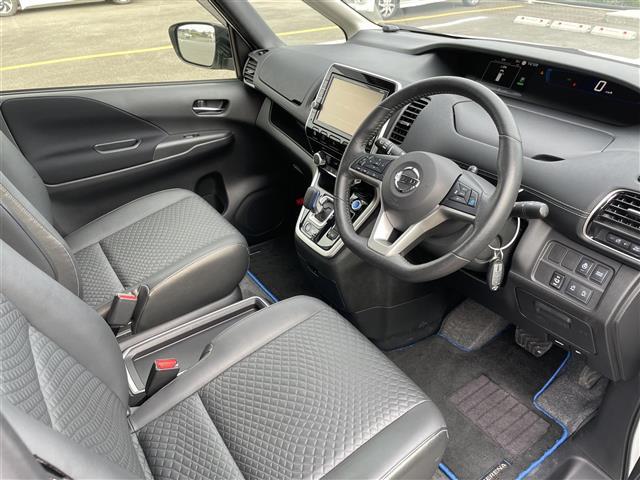 セレナ e-パワー ハイウェイスターV 純正ナビゲーション アラウンドビューモニター フリップダウンモニター プロパイロット インテリジェントルームミラー 両側パワースライドドア 革巻きステアリング ステアリングリモコン ハンドルヒーター(5枚目)