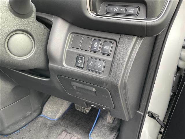 セレナ e-パワー ハイウェイスターV 純正ナビゲーション アラウンドビューモニター フリップダウンモニター プロパイロット インテリジェントルームミラー 両側パワースライドドア 革巻きステアリング ステアリングリモコン ハンドルヒーター(6枚目)