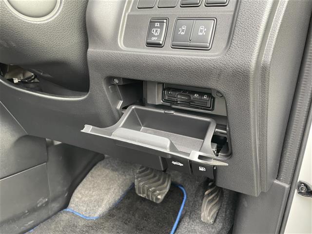 セレナ e-パワー ハイウェイスターV 純正ナビゲーション アラウンドビューモニター フリップダウンモニター プロパイロット インテリジェントルームミラー 両側パワースライドドア 革巻きステアリング ステアリングリモコン ハンドルヒーター(7枚目)