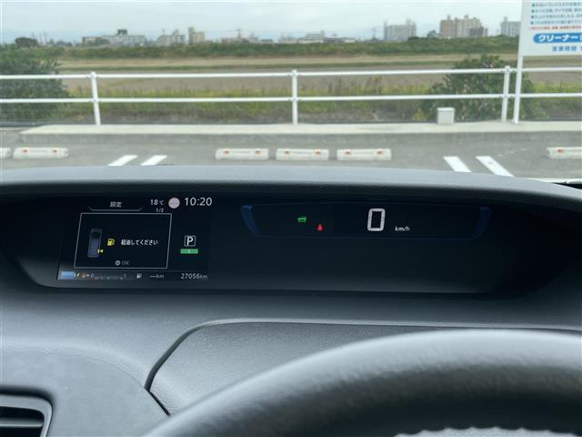 セレナ e-パワー ハイウェイスターV 純正ナビゲーション アラウンドビューモニター フリップダウンモニター プロパイロット インテリジェントルームミラー 両側パワースライドドア 革巻きステアリング ステアリングリモコン ハンドルヒーター(8枚目)