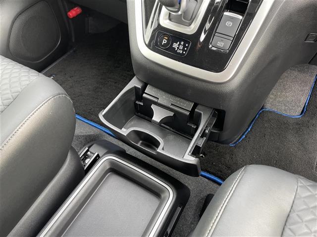 セレナ e-パワー ハイウェイスターV 純正ナビゲーション アラウンドビューモニター フリップダウンモニター プロパイロット インテリジェントルームミラー 両側パワースライドドア 革巻きステアリング ステアリングリモコン ハンドルヒーター(11枚目)