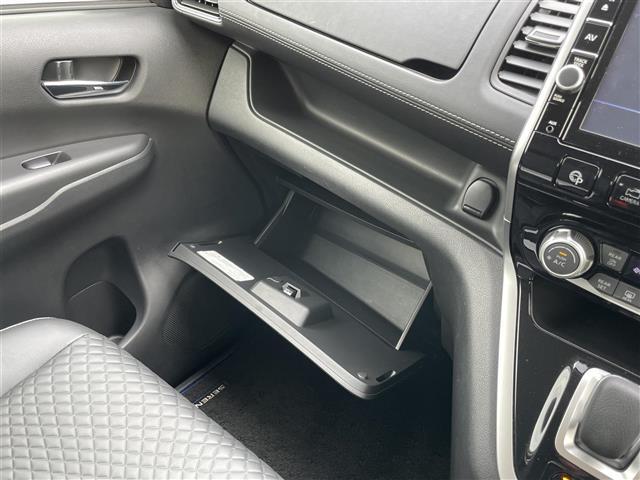 セレナ e-パワー ハイウェイスターV 純正ナビゲーション アラウンドビューモニター フリップダウンモニター プロパイロット インテリジェントルームミラー 両側パワースライドドア 革巻きステアリング ステアリングリモコン ハンドルヒーター(14枚目)