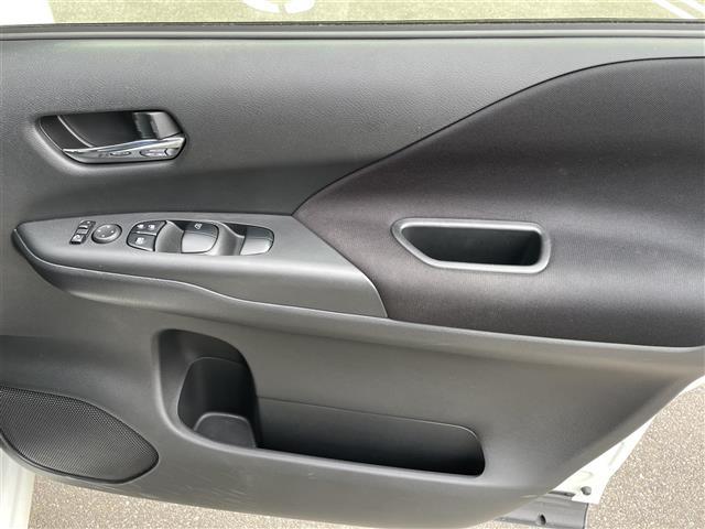 セレナ e-パワー ハイウェイスターV 純正ナビゲーション アラウンドビューモニター フリップダウンモニター プロパイロット インテリジェントルームミラー 両側パワースライドドア 革巻きステアリング ステアリングリモコン ハンドルヒーター(17枚目)