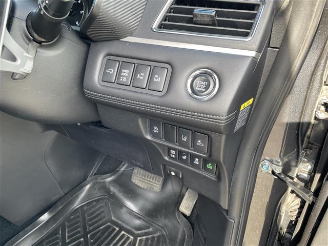 デリカD:5 G パワーパッケージ 4WD 社外ナビ フリップダウンモニター アラウンドビューモニター電動サイドステップ 電子パーキングブレーキ シートヒーター パワーシート 両側パワースライドドア パワーバックドア MTモード付AT(6枚目)