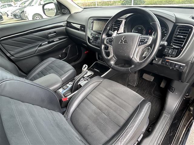 アウトランダーPHEV Gナビパッケージ ◇プラグインハイブリッド◇純正SDナビゲーション・フルセグTV/CD/DVD/SD/Bluetooth◇マルチアラウンドモニター◇前方ドライブレコーダー◇ビルトインETC◇エレクトリックテ(5枚目)