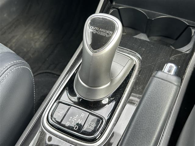 アウトランダーPHEV Gナビパッケージ ◇プラグインハイブリッド◇純正SDナビゲーション・フルセグTV/CD/DVD/SD/Bluetooth◇マルチアラウンドモニター◇前方ドライブレコーダー◇ビルトインETC◇エレクトリックテ(10枚目)