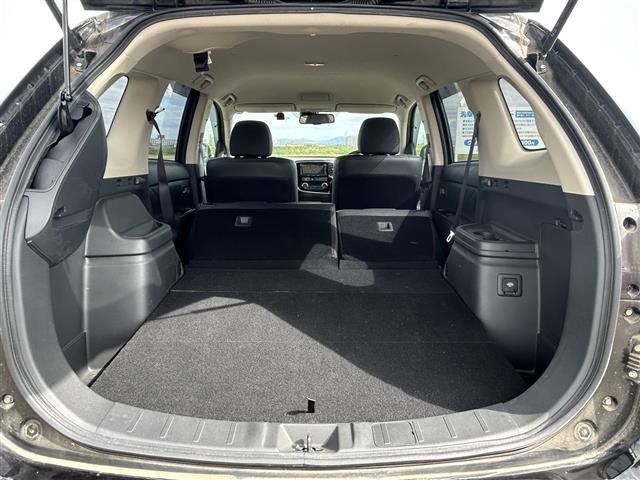 アウトランダーPHEV Gナビパッケージ ◇プラグインハイブリッド◇純正SDナビゲーション・フルセグTV/CD/DVD/SD/Bluetooth◇マルチアラウンドモニター◇前方ドライブレコーダー◇ビルトインETC◇エレクトリックテ(19枚目)