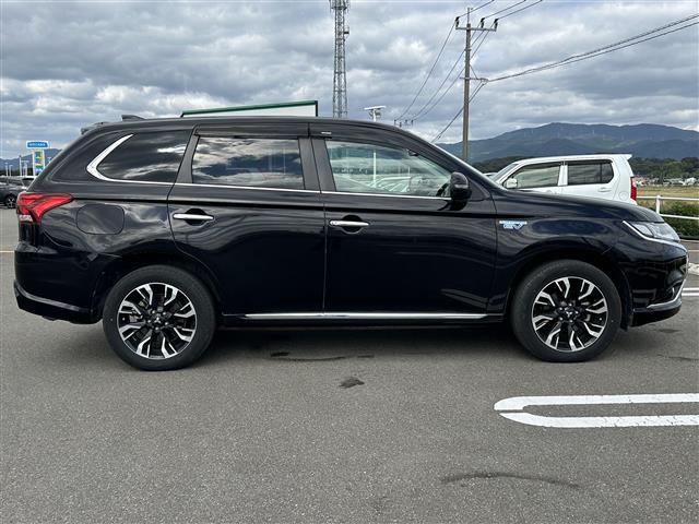 アウトランダーPHEV Gナビパッケージ ◇プラグインハイブリッド◇純正SDナビゲーション・フルセグTV/CD/DVD/SD/Bluetooth◇マルチアラウンドモニター◇前方ドライブレコーダー◇ビルトインETC◇エレクトリックテ(24枚目)