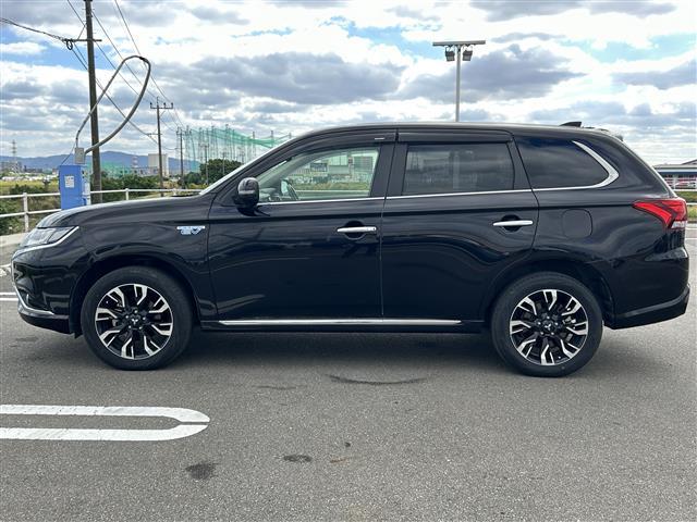 アウトランダーPHEV Gナビパッケージ ◇プラグインハイブリッド◇純正SDナビゲーション・フルセグTV/CD/DVD/SD/Bluetooth◇マルチアラウンドモニター◇前方ドライブレコーダー◇ビルトインETC◇エレクトリックテ(25枚目)