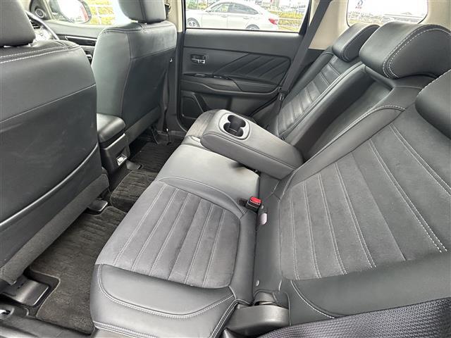 アウトランダーPHEV Gナビパッケージ ◇プラグインハイブリッド◇純正SDナビゲーション・フルセグTV/CD/DVD/SD/Bluetooth◇マルチアラウンドモニター◇前方ドライブレコーダー◇ビルトインETC◇エレクトリックテ(35枚目)