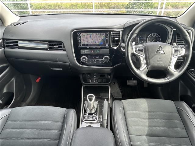 アウトランダーPHEV Gナビパッケージ ◇プラグインハイブリッド◇純正SDナビゲーション・フルセグTV/CD/DVD/SD/Bluetooth◇マルチアラウンドモニター◇前方ドライブレコーダー◇ビルトインETC◇エレクトリックテ(42枚目)