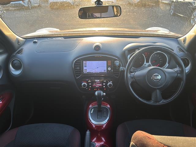 ジューク １５ＲＸ　タイプＶ　◇純正ＳＤナビゲーション・フルセグＴＶ／ＣＤ／ＳＤ／ＡＵＸ◇バックカメラ◇アイドリングストップ◇横滑り防止装置◇ＩＳＯＦＩＸ対応◇革巻きステアリング◇純正フォグランプ◇純正フロアマット（2枚目）