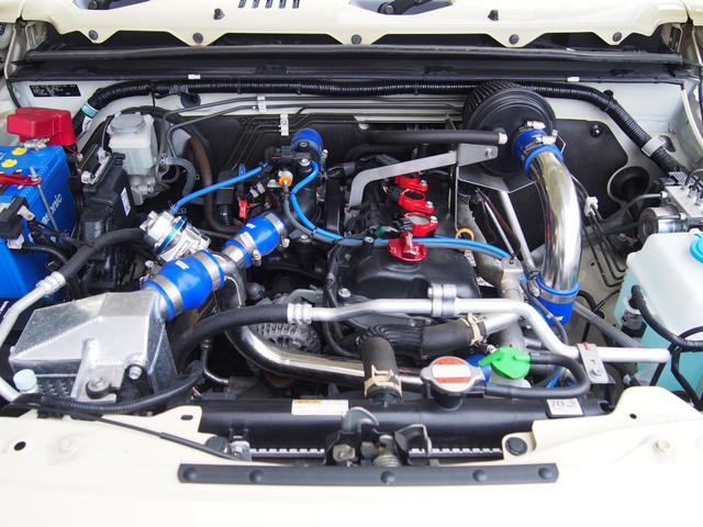 ジムニー XC 5MT リフトアップカスタム JAOSフロントバンパー タニグチリアバンパー エンジンルームタニグチ フジツボマフラー WORKホイール RT185タイヤ(13枚目)