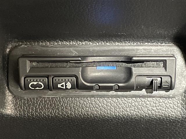 シャトル ハイブリッドＸ　純正ナビ　バックカメラ　ＥＴＣ　パドルシフト　クルーズコントロール　衝突軽減　オートライト　ＬＥＤヘッドライト　純正フロアマット　スマートキー　ハーフレザーシート　ＣＤ　ＴＶ　純正ホイールキャップ（6枚目）