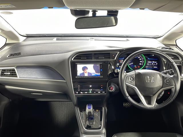 シャトル ハイブリッドX 純正ナビ バックカメラ クルーズコントロール ETC ドライブレコーダー フルセグTV Bluetooth スマートキー ステアリングスイッチ パドルシフト LEDヘッドランプ ハーフレザー フォグ(3枚目)