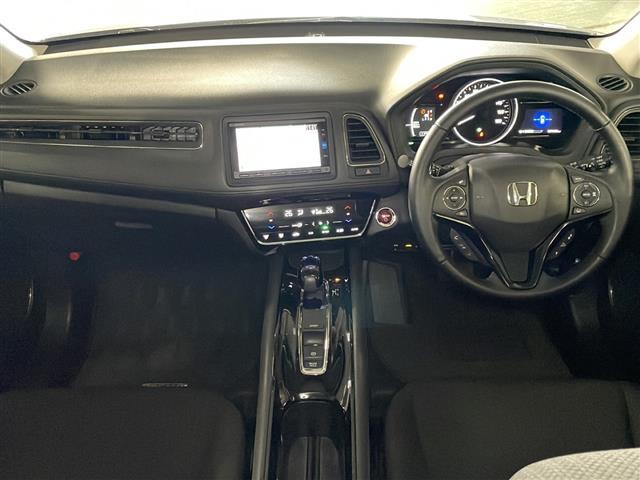 ヴェゼル ハイブリッド　純正ナビ　バックカメラ　レーダークルーズコントロール　パドルシフト　チップアップシート　レーンキープ　　オートライト　衝突軽減システム　ＬＥＤヘッドランプ　フォグランプ　Ｂｌｕｅｔｏｏｔｈ　ＥＴＣ（3枚目）