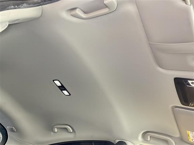 ヴェゼル ハイブリッドＺ・ホンダセンシング　禁煙　純正８型ナビ　バックカメラ　シートヒーター　衝突軽減ブレーキ　レーダークルコン　レーンキープアシスト　誤発進抑制機能　ＬＥＤヘッドランプ　オートライト　フルセグＴＶ　純正１７インチＡＷ　ＥＴＣ（17枚目）