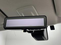 【デジタルルームミラー】車両後方カメラの映像をルームミラーに映すことが出来ます。　そのため、後席に人や荷物があって後方が見えづらい場合でもしっかり視界を確保することが出来ます。 6