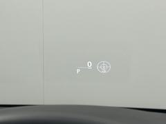 【ヘッドアップディスプレイ（ＨＵＤ）】フロントウインドウガラスに走行情報を投影します。運転中の目線と重なるように表示されるので、少ない視線移動で速度が確認できるので、　ドライビングに集中できます！ 6