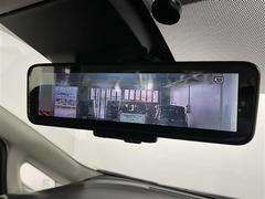 【デジタルルームミラー】車両後方カメラの映像をルームミラーに映すことが出来ます。　そのため、後席に人や荷物があって後方が見えづらい場合でもしっかり視界を確保することが出来ます。 6