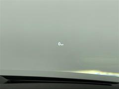 【ヘッドアップディスプレイ（ＨＵＤ）】フロントウインドウガラスに走行情報を投影します。運転中の目線と重なるように表示されるので、少ない視線移動で速度が確認できるので、　ドライビングに集中できます！ 6