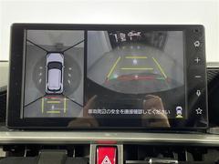 【パノラミックビューモニター】クルマを真上から見下ろした視点で駐車をサポートします！クルマの斜め後ろや真横など、いち早く障害物に気が付くことができます。 4