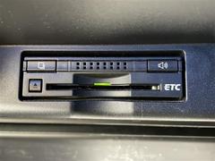 【ＥＴＣ】有料道路を利用する際に料金所で停止することなく通過できる、ＥＴＣ車載器（ノンストップ自動料金収受システム機器）が装備されています。セットアップを行うことで利用可能になります。 7