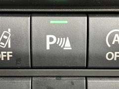 【パーキングセンサー】周囲に障害物があるとき音とディスプレー表示で障害物との距離をお知らせし、ドライバーに注意を促します。バックでの駐車時や狭い駐車場での出庫時などに役立ちます。 5