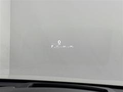 【ヘッドアップディスプレイ（ＨＵＤ）】フロントウインドウガラスに走行情報を投影します。運転中の目線と重なるように表示されるので、少ない視線移動で速度が確認できるので、　ドライビングに集中できます！ 7
