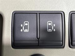 【両側電動スライドドア】ボタン一つで楽々乗り降り出来ます。両手に荷物を抱えていてもボタンを押せば開きます。とっても便利な人気装備です！ 7