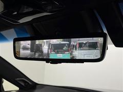 【デジタルインナーミラー（トヨタ）】車両後方カメラの映像をルームミラーに映すことが出来ます。　そのため、後席に人や荷物があって後方が見えづらい場合でもしっかり視界を確保することが出来ます。 7