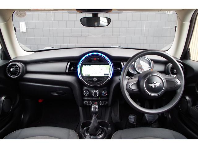 ＭＩＮＩ ワン　バックカメラ　パークディスタンスＣ　Ｂｌｕｅｔｏｏｔｈ　ワンセグ　ｉＤｒｉｖｅナビ　ＥＴＣ　オートライト　社外１６インチＡＷ　フロントフォグ　アイドリングストップ　横滑り防止装置　ＭＴモード付（4枚目）