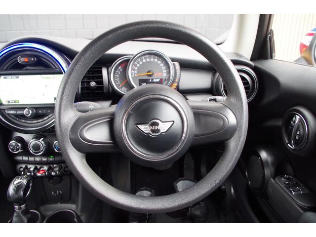 ＭＩＮＩ ワン　バックカメラ　パークディスタンスＣ　Ｂｌｕｅｔｏｏｔｈ　ワンセグ　ｉＤｒｉｖｅナビ　ＥＴＣ　オートライト　社外１６インチＡＷ　フロントフォグ　アイドリングストップ　横滑り防止装置　ＭＴモード付（5枚目）