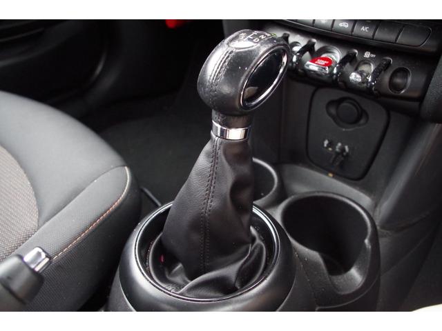 ＭＩＮＩ ワン　バックカメラ　パークディスタンスＣ　Ｂｌｕｅｔｏｏｔｈ　ワンセグ　ｉＤｒｉｖｅナビ　ＥＴＣ　オートライト　社外１６インチＡＷ　フロントフォグ　アイドリングストップ　横滑り防止装置　ＭＴモード付（11枚目）