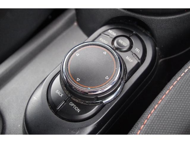 ＭＩＮＩ ワン　バックカメラ　パークディスタンスＣ　Ｂｌｕｅｔｏｏｔｈ　ワンセグ　ｉＤｒｉｖｅナビ　ＥＴＣ　オートライト　社外１６インチＡＷ　フロントフォグ　アイドリングストップ　横滑り防止装置　ＭＴモード付（12枚目）