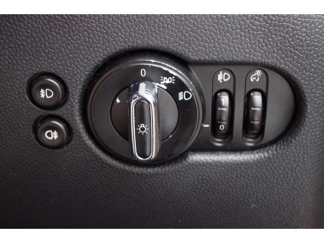 ＭＩＮＩ ワン　バックカメラ　パークディスタンスＣ　Ｂｌｕｅｔｏｏｔｈ　ワンセグ　ｉＤｒｉｖｅナビ　ＥＴＣ　オートライト　社外１６インチＡＷ　フロントフォグ　アイドリングストップ　横滑り防止装置　ＭＴモード付（13枚目）