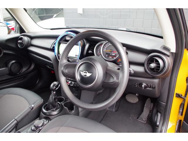 ＭＩＮＩ ワン　バックカメラ　パークディスタンスＣ　Ｂｌｕｅｔｏｏｔｈ　ワンセグ　ｉＤｒｉｖｅナビ　ＥＴＣ　オートライト　社外１６インチＡＷ　フロントフォグ　アイドリングストップ　横滑り防止装置　ＭＴモード付（15枚目）