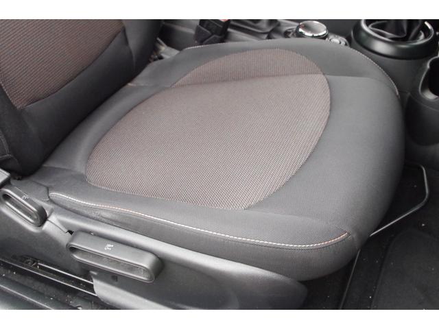 ＭＩＮＩ ワン　バックカメラ　パークディスタンスＣ　Ｂｌｕｅｔｏｏｔｈ　ワンセグ　ｉＤｒｉｖｅナビ　ＥＴＣ　オートライト　社外１６インチＡＷ　フロントフォグ　アイドリングストップ　横滑り防止装置　ＭＴモード付（17枚目）