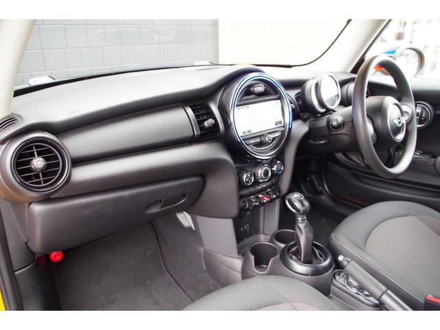 ＭＩＮＩ ワン　バックカメラ　パークディスタンスＣ　Ｂｌｕｅｔｏｏｔｈ　ワンセグ　ｉＤｒｉｖｅナビ　ＥＴＣ　オートライト　社外１６インチＡＷ　フロントフォグ　アイドリングストップ　横滑り防止装置　ＭＴモード付（19枚目）