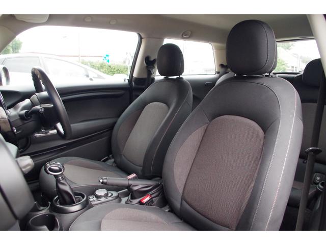 ＭＩＮＩ ワン　バックカメラ　パークディスタンスＣ　Ｂｌｕｅｔｏｏｔｈ　ワンセグ　ｉＤｒｉｖｅナビ　ＥＴＣ　オートライト　社外１６インチＡＷ　フロントフォグ　アイドリングストップ　横滑り防止装置　ＭＴモード付（20枚目）