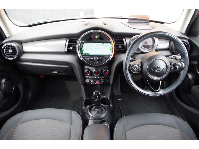 ＭＩＮＩ クーパー　アダプティブクルーズコントロール　インテリジェントセーフティ　ペッパーパッケージ　ヘッドアップディスプレイ　パークディスタンスコントロール　バックカメラ　純正ナビ　ドラレコ　ＥＴＣ　ＬＥＤヘッドライト（3枚目）