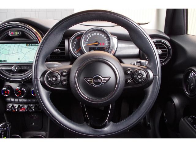 ＭＩＮＩ クーパー　アダプティブクルーズコントロール　インテリジェントセーフティ　ペッパーパッケージ　ヘッドアップディスプレイ　パークディスタンスコントロール　バックカメラ　純正ナビ　ドラレコ　ＥＴＣ　ＬＥＤヘッドライト（5枚目）