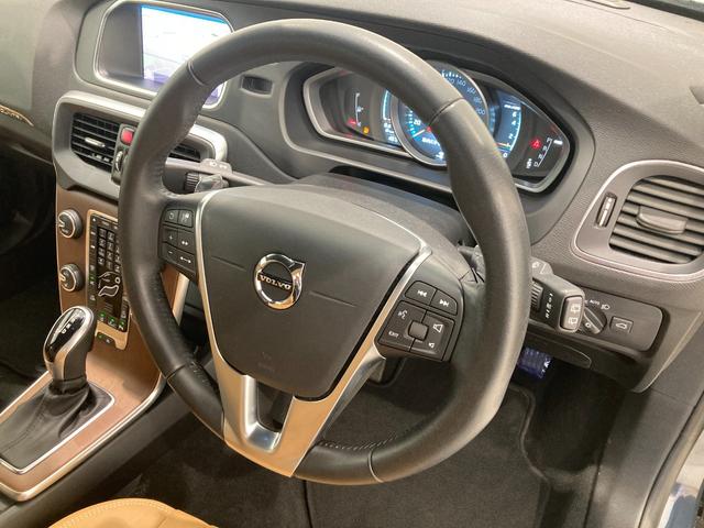 Ｖ４０ クロスカントリー　Ｔ５　ＡＷＤ　サマム　ブラウンレザー　ＳＲ　ｈａｒｍａｎ／ｋａｒｄｏｎ　シティーセーフティ　ＬＫＡ　ＢＬＩＳ　純正ＨＤＤナビ　Ｂカメラ　フルセグ　社外ＡＷ付スタッドレス積込　ＬＥＤヘッドライト　オートＨＢ　後期型（8枚目）