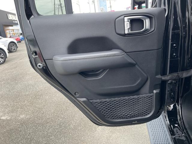 ジープ・ラングラーアンリミテッド サハラ　黒革　前席シートＨ　ハンドルＨ　純正Ｕｃｏｎｎｅｃｔナビ　Ｂカメラ　Ｓカメラ　Ｆカメラ　ＡｐｐｌｅＣａｒＰｌａｙ　ＡｎｄｒｏｉｄＡｕｔｏ　フルセグ　ＵＳＢ　ＡＵＸ　ＢＴ　アルパイン　ＡＣＣ　ＢＳＡ（33枚目）
