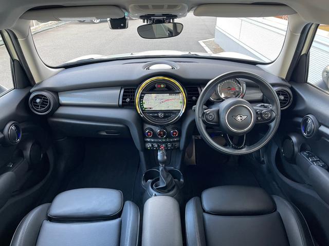 ＭＩＮＩ クーパーＤ　ユーザー買取車　黒革　シートＨ　純正ナビ　インテリジェントセーフティ　Ｂカメラ　Ｂｌｕｅｔｏｏｔｈ　ＥＴＣ　パークディスタンスコントロール　純正前後ドライブレコーダー　スマートキー（5枚目）