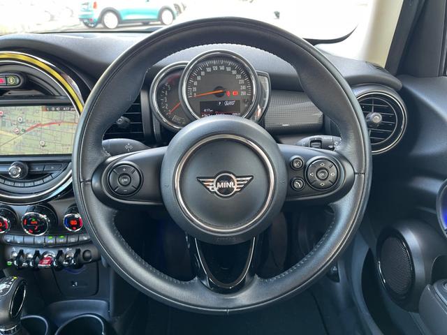 ＭＩＮＩ クーパーＤ　ユーザー買取車　黒革　シートＨ　純正ナビ　インテリジェントセーフティ　Ｂカメラ　Ｂｌｕｅｔｏｏｔｈ　ＥＴＣ　パークディスタンスコントロール　純正前後ドライブレコーダー　スマートキー（6枚目）