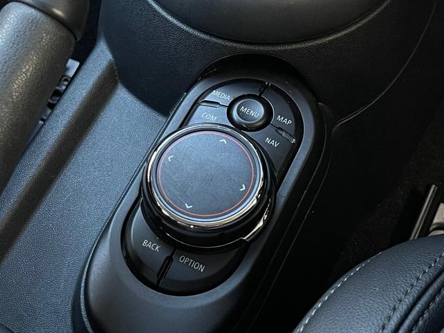ＭＩＮＩ クーパーＤ　ユーザー買取車　黒革　シートＨ　純正ナビ　インテリジェントセーフティ　Ｂカメラ　Ｂｌｕｅｔｏｏｔｈ　ＥＴＣ　パークディスタンスコントロール　純正前後ドライブレコーダー　スマートキー（21枚目）