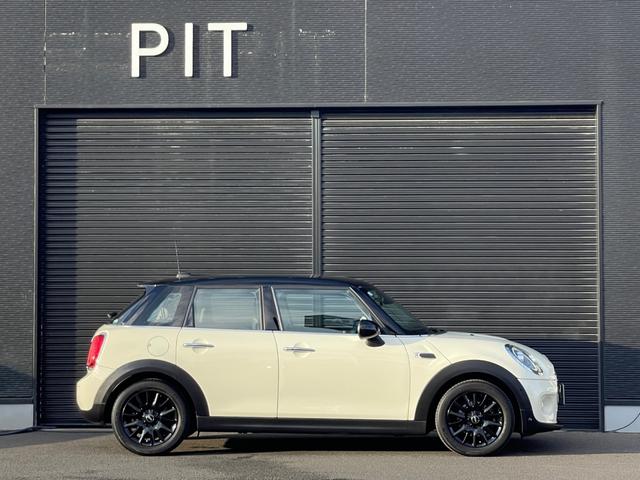 ＭＩＮＩ クーパーＤ　ユーザー買取車　黒革　シートＨ　純正ナビ　インテリジェントセーフティ　Ｂカメラ　Ｂｌｕｅｔｏｏｔｈ　ＥＴＣ　パークディスタンスコントロール　純正前後ドライブレコーダー　スマートキー（49枚目）